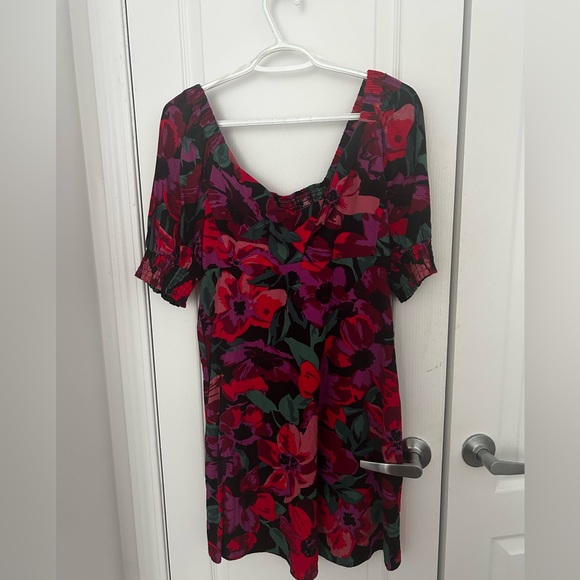 Short-Sleeve Linen Dress with Twisted V Neckline - Picture 4 of 6